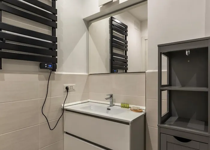 The Mirror Next To Spanish Steps Apartment