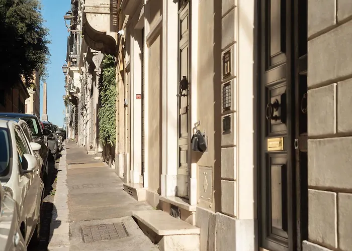 The Mirror Next To Spanish Steps Apartment